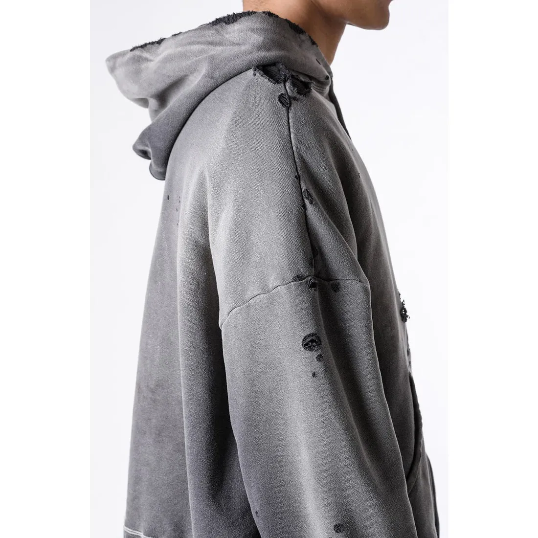 SAINT Mxxxxxx DBL FACE ZIP UP HOODIE/CHARCOAL Double-layer destroyed waffle zipper jacket, washed black S-XL, a style that has been used in the summer. After continuous fine polishing, it has finally been shipped. The finished product is simply a work of art. Super heavy washing to make the weather look old. Multiple water fades. Excessive manual wormhole damage processing. Deconstruction and reorganization embroidery technology. Custom-made zipper with LOGO. The color details of the zipper webbing are also correct. Original grade fruit main label and wash water label. Top purchasing grade. A layer of waffle fabric is added to the inner lining to make the overall texture stronger and increase the comfort and warmth of the wearer.